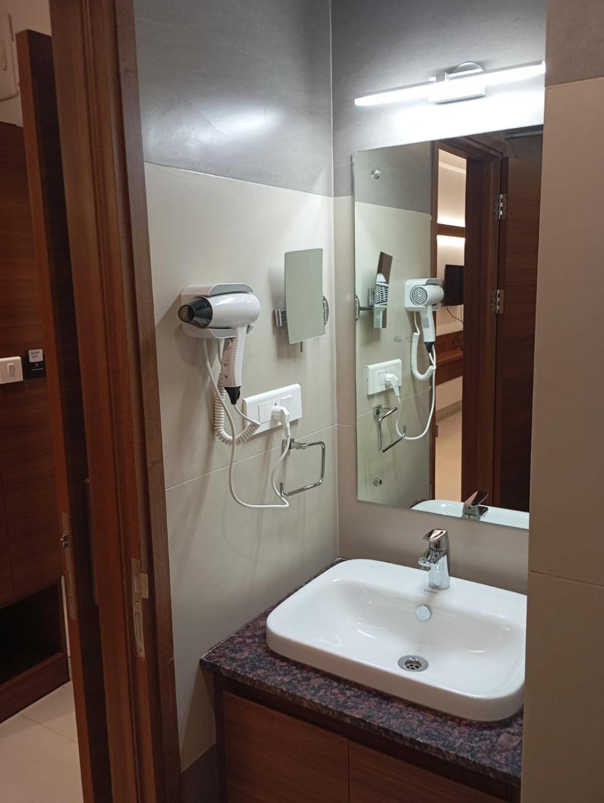 Highland Hotel Bengaluru Zewnętrze zdjęcie